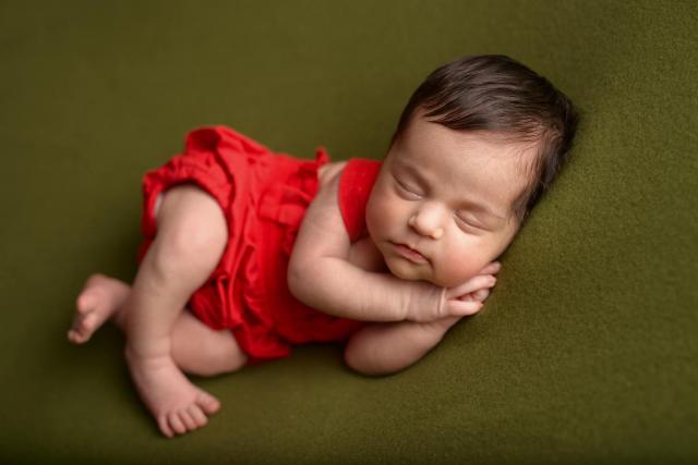 Neugeborenes Baby während des Fotoshootings in München