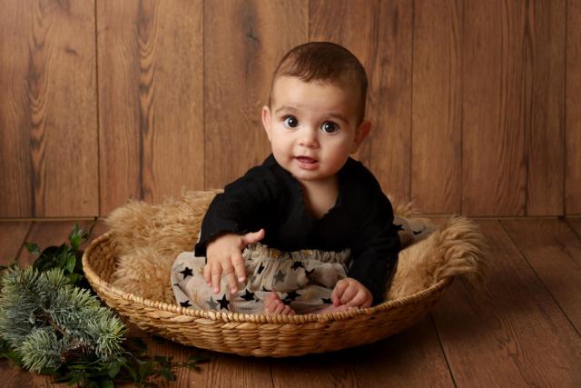 Kleine Madchen wahrend Familien Studio Fotoshooting in München