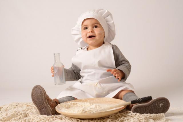 Kleiner Mädchen wahrend Familien Fotoshooting in München