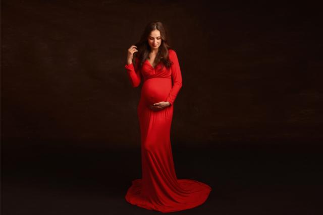 Schwangerschaft Fotoshooting im roten Kleid in München